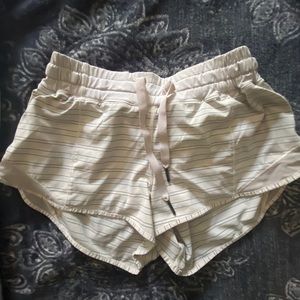 Lululemon Hotty Hot Short size 6 2.5in inseam